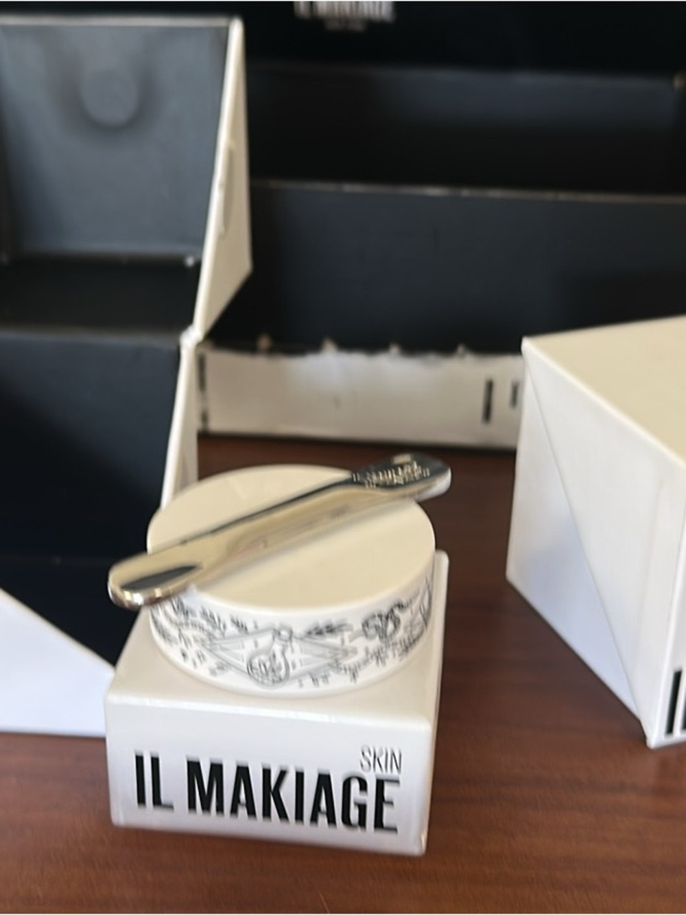 IL MAKIAGE Skin Concealer Jar in White with Silver Spatula